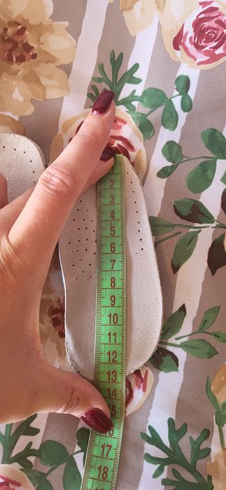 Босоніжки шкіряні на дівчинку 20 розмір білі