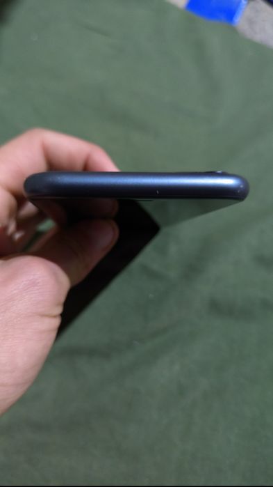 Айфон 11 чорного кольору