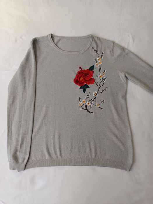 Sweter z wełny i kaszmiru z haftem