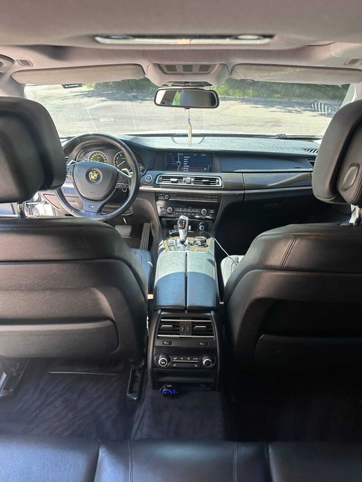 BMW 740i 2010 рік