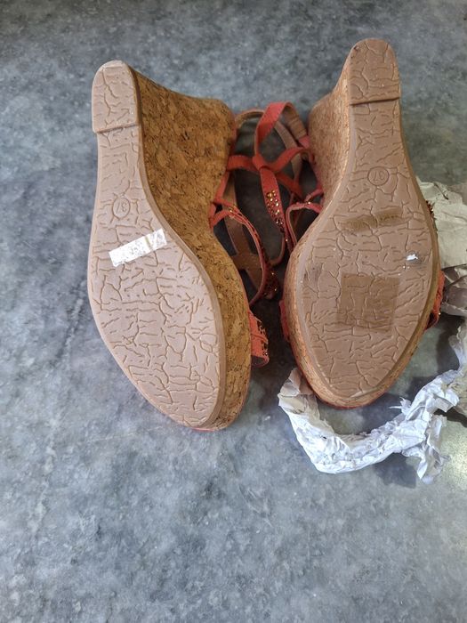 Sandalias novas de cunha