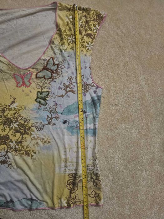 T-shirt manga curta com aplicações missangas