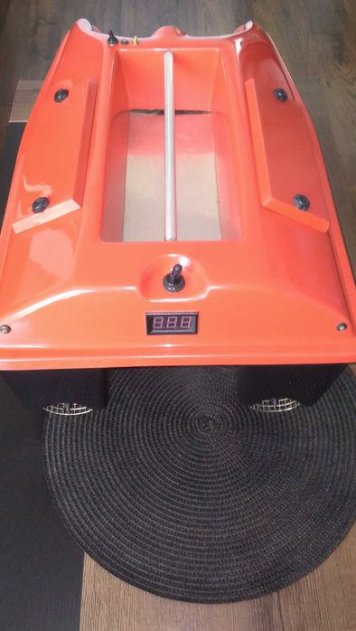 Łódka zanętowa z echosondą