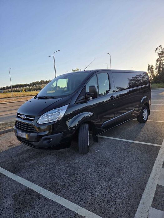Viatura Ford Transit Custom, de cor preta