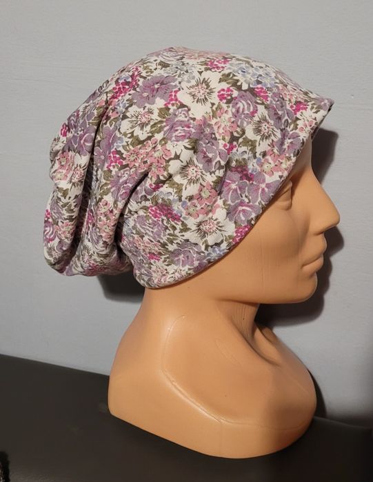 Cztery nowe czapki damskie nowe