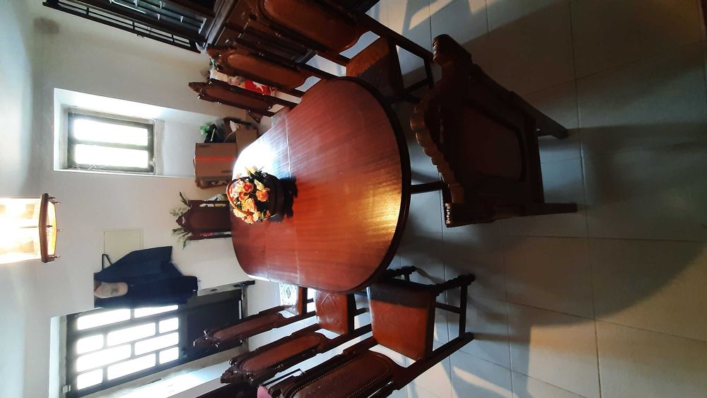 Conjunto mesa com 8 cadeiras medievais