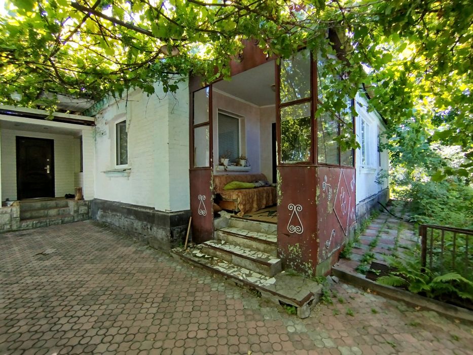 Продається просторий будинок 123м² на два окремих житла 6 cоток р-н Лиса Гора. Автономне опалення  і всі необхідні комунікації. Гараж на 2 автомобілі