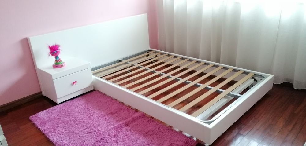 Cama de madeira lacada a branco