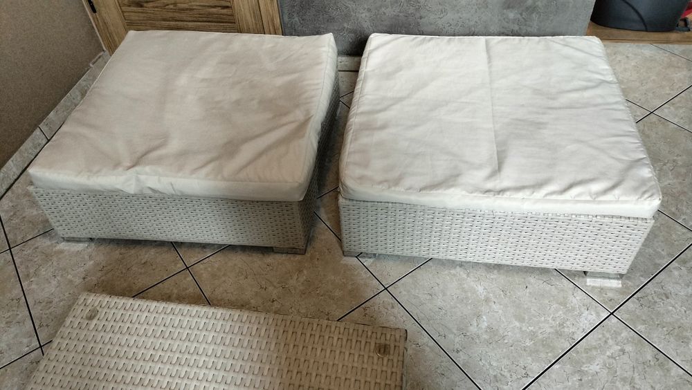 Technorattan komplet dwie pufy i stoliki