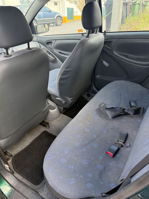Toyota Yaris 1.0 VVT-i Línea Luna (2002) – Económico e Fiável. Poucos kms