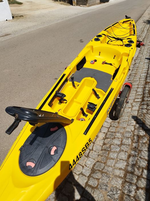 Kayak usado para pesca com acessórios