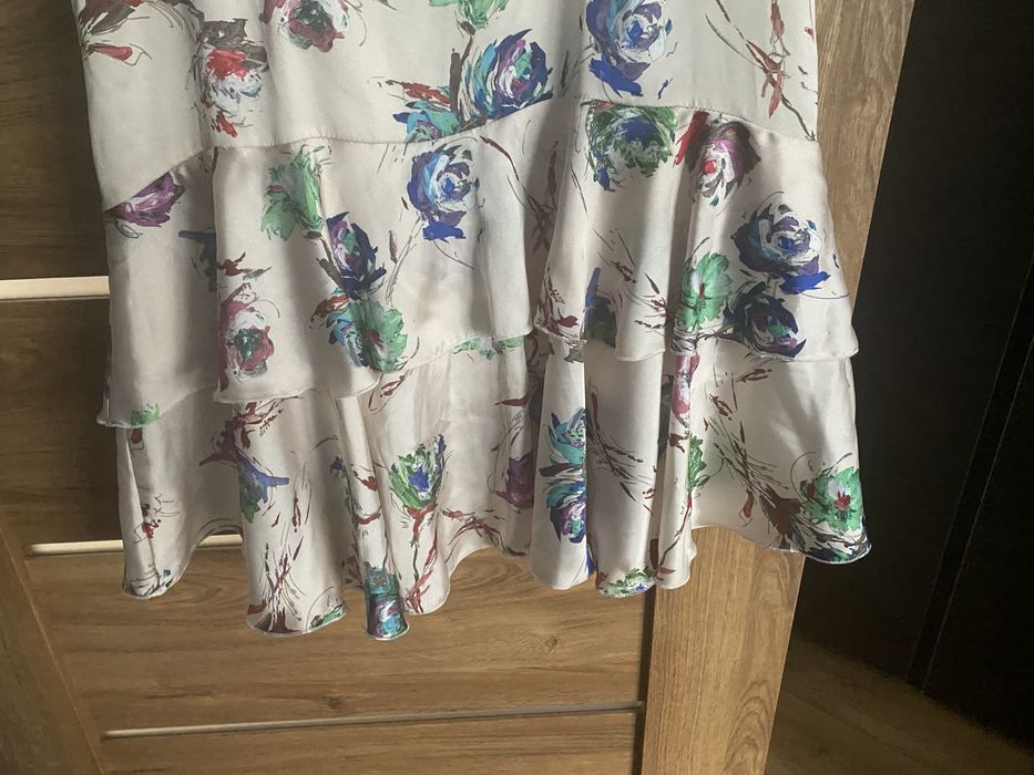 Sliczna sukienka za kolano