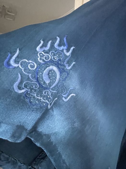 Шовковий халат з вишивкою