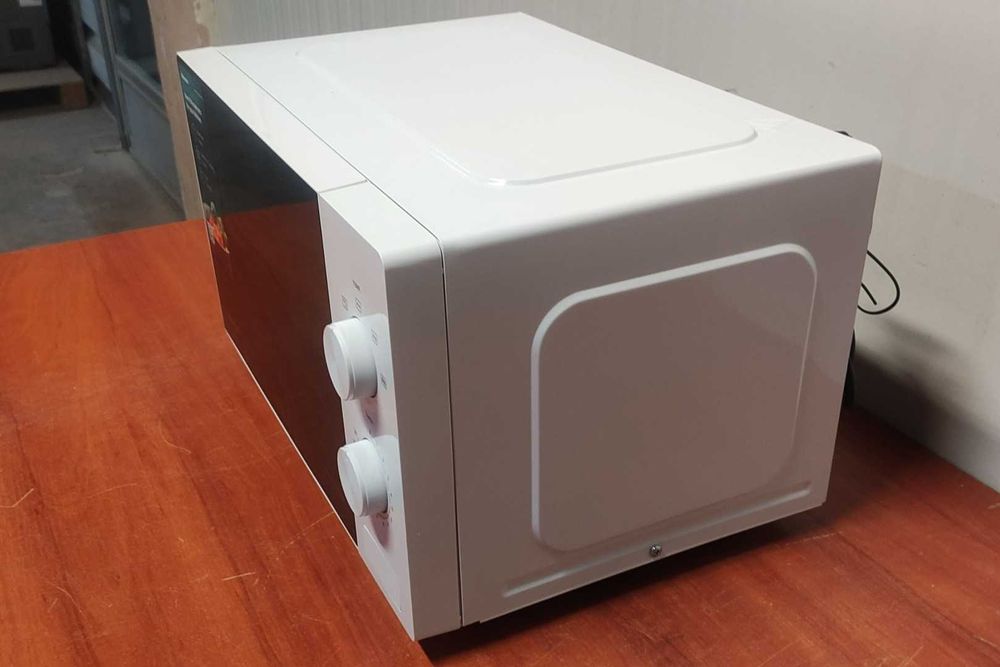 Kuchenka mikrofalowa Hisense H20MOWP1 20L 700W Pokrętła OUTLET 18BH40