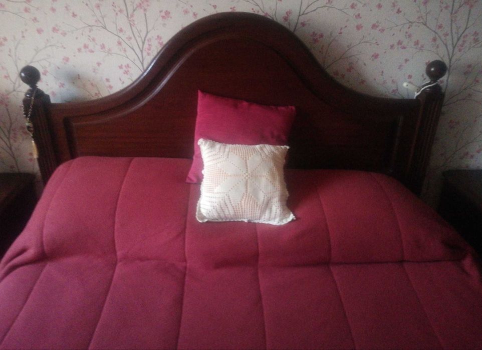 Cama de casal em madeira de muito boa qualidade. Usada mas como nova.