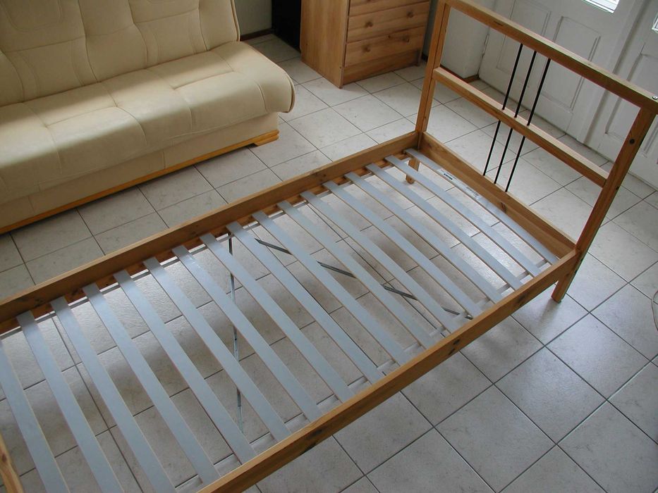 Łóżko z materacem 200cm x 90cm