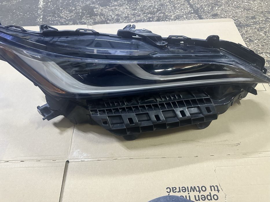 Фари toyota Venza 2020-2026 оригінал