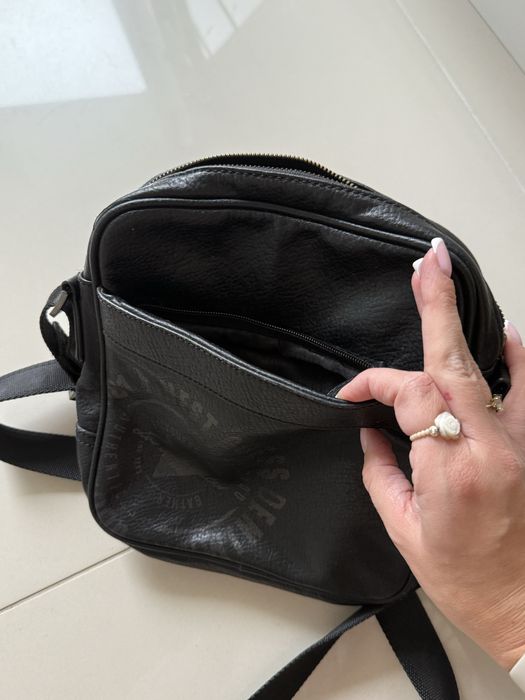 Torba na ramię GUESS listonoszka czarna skórzana zapinana na zamek