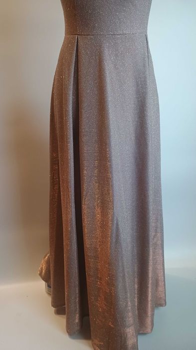 Wieczorowa sukienka maxi z połyskiem i rozcięciem – perłowy róż