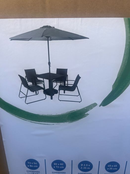 Conjunto de mesa e 4 cadeiras exterior e guarda sol