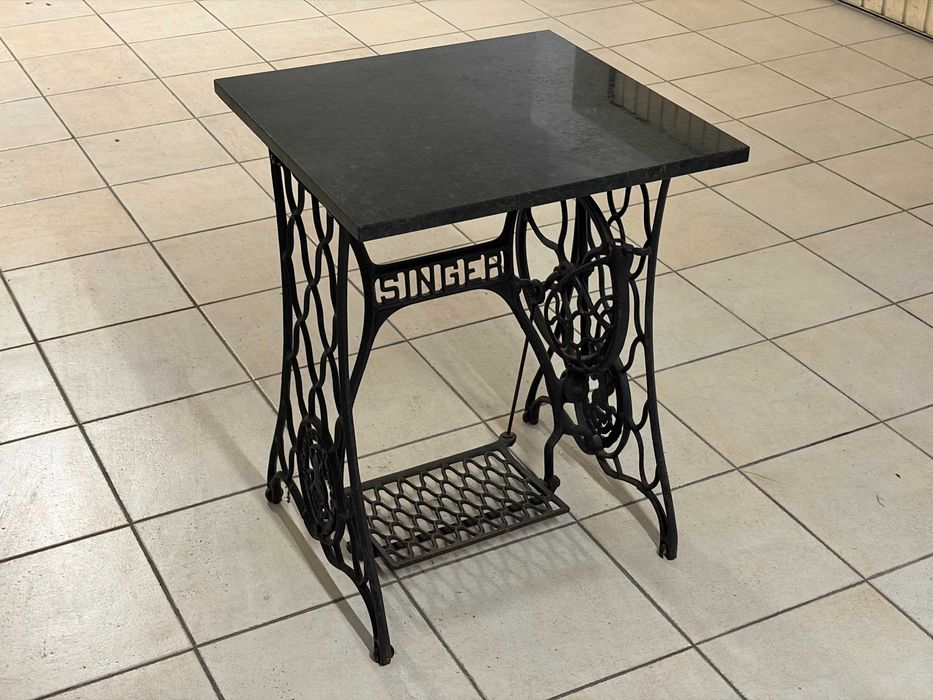 Mesa vintage Singer com tampo em granito Angola