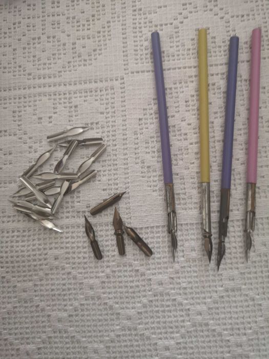 canetas antigas, aparos e um frasco de tinta