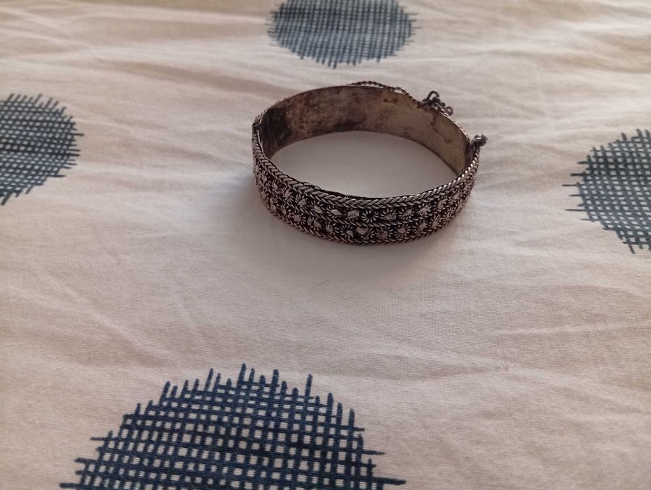 Pulseira em metal marroquino, trabalhada e com fecho e corrente.