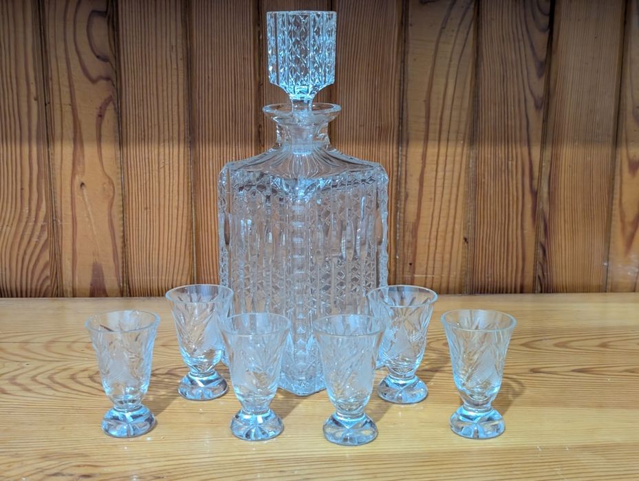 Kryształowa karafka i 6 kieliszków PRL