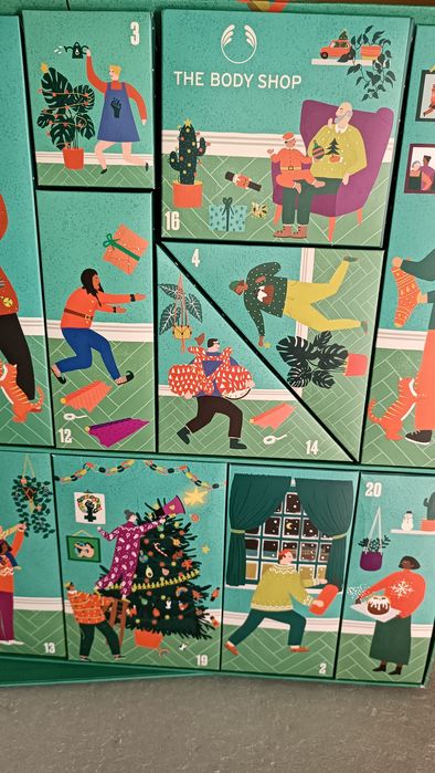 Antiga grande caixa advento da body shoop para decoração