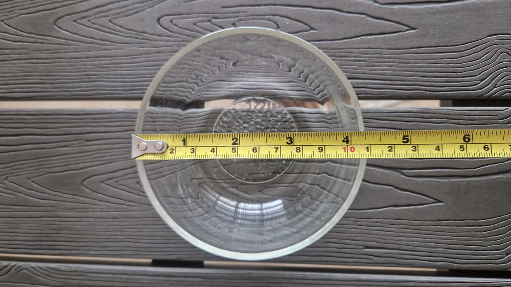Taça pequena de vidro transparente
