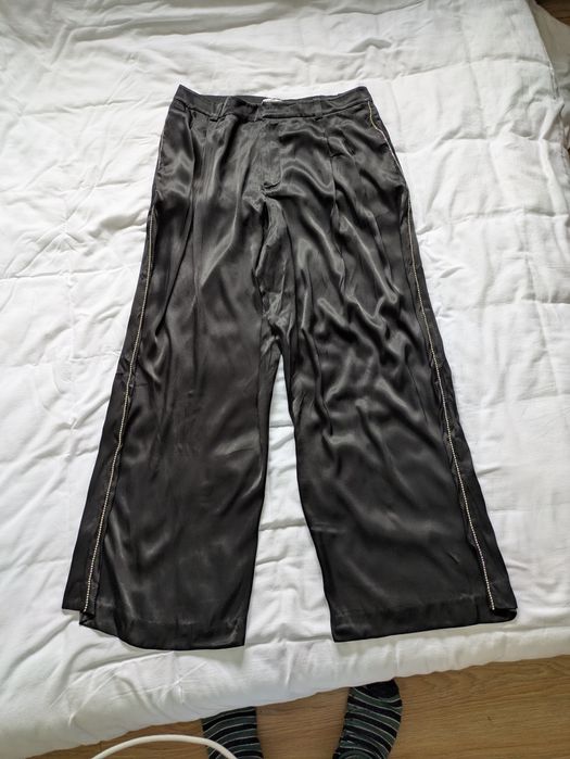 Calças pretas tecido Zara XL
Pormenor de brilhantes na lateral das per