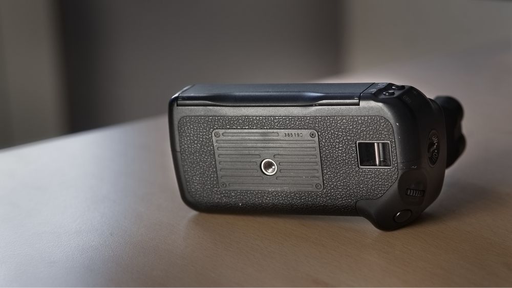 Vertical grip Canon bg-e2.