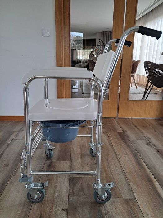 Cadeira sanitária com rodas para banho e necessidades - Como nova!