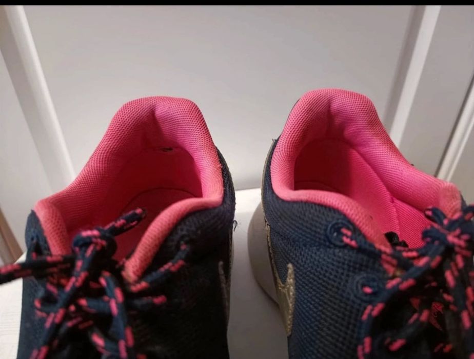 Granatowe z różowymi elementami nike roshe run, wysoka podeszwa