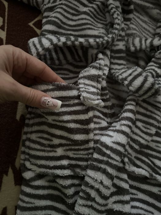 Szlafrok dla chłopca z kapturem i kieszeniami miś w paski zebra