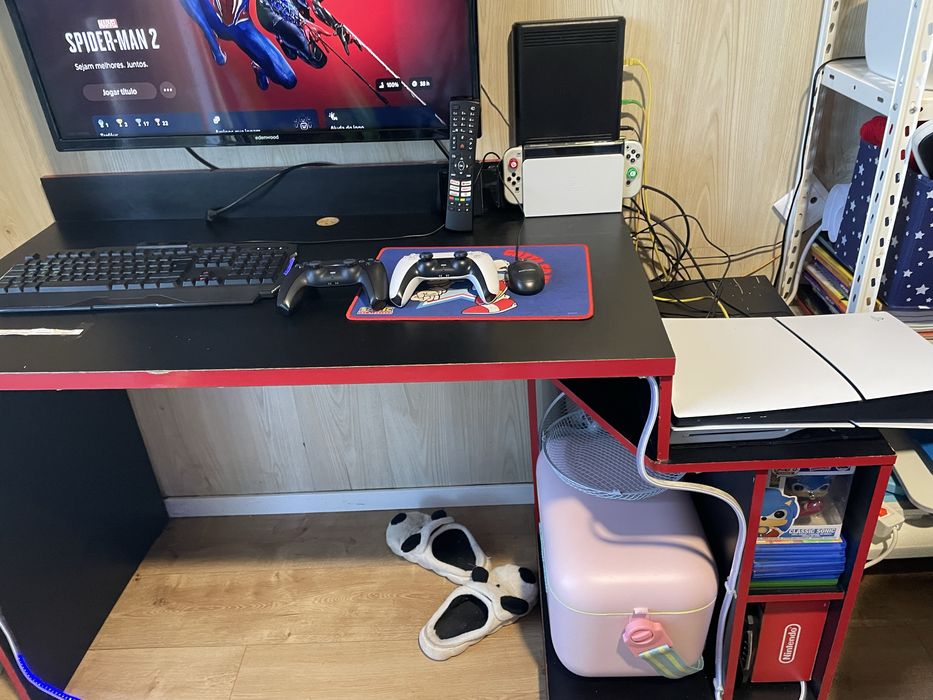 Mesa gamer vermelha (fita de led +cadeira gamer de prenda)