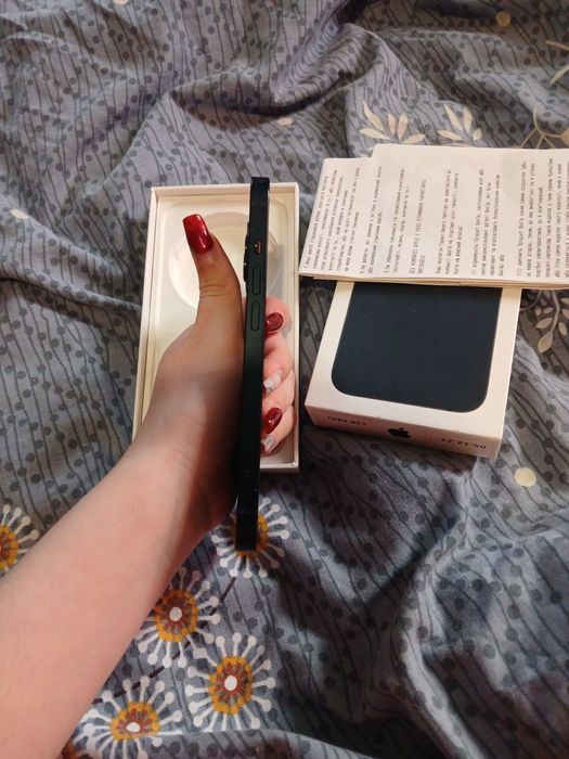 iPhone 13 на 128 ГБ в цвете Midnight