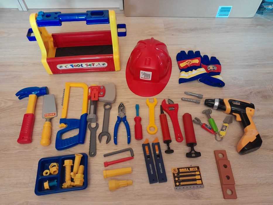mały majsterkowicz budowlaniec - narzędzia wiertarka kask