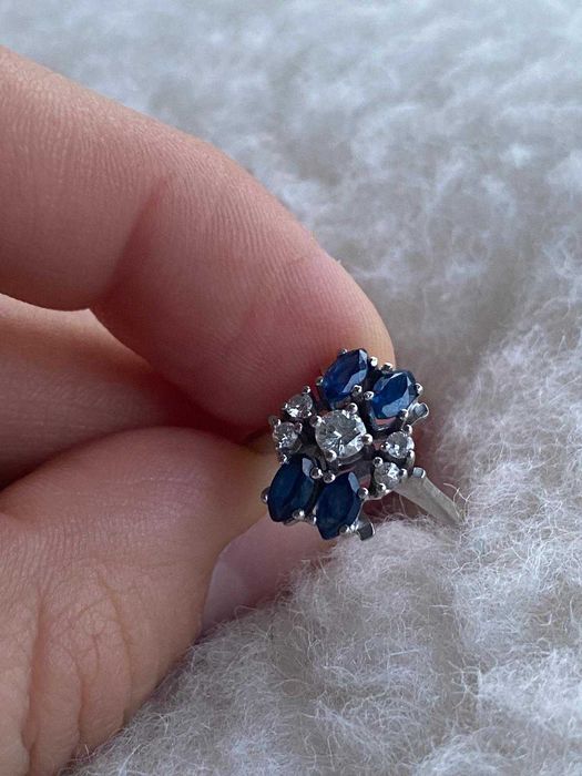 Pierścionek z białego złota z diamentami szafirami