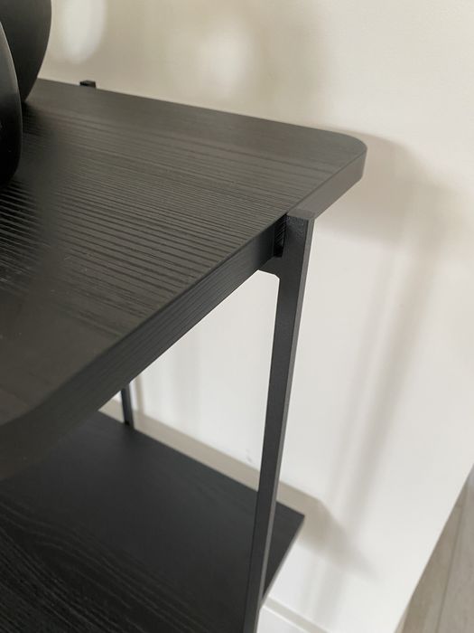 Konsola z podwójnym blatem  z metalowymi nogami.