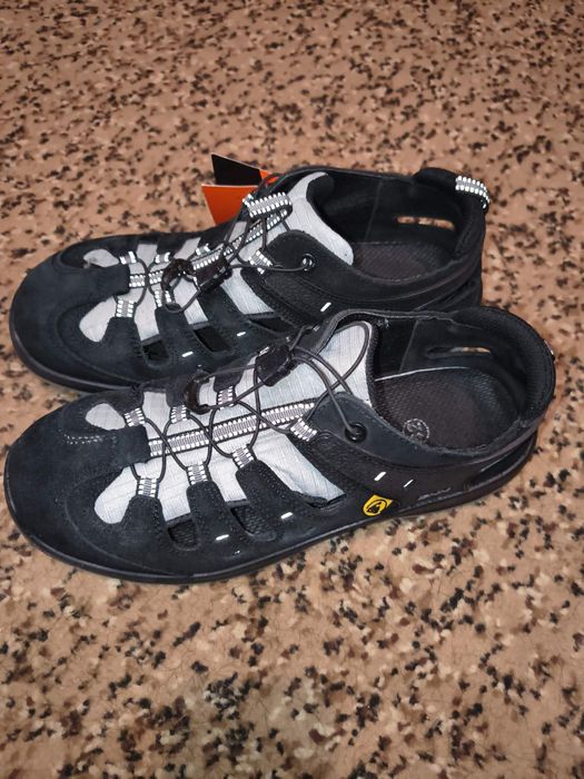 спецвзуття з металевим носком    

Розуміня вживані це були одіті2-3 р