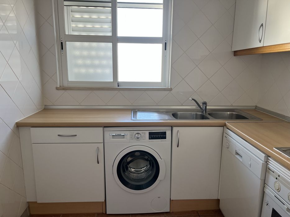Moveis de cozinha, em L, com alguns eletrodomesticos