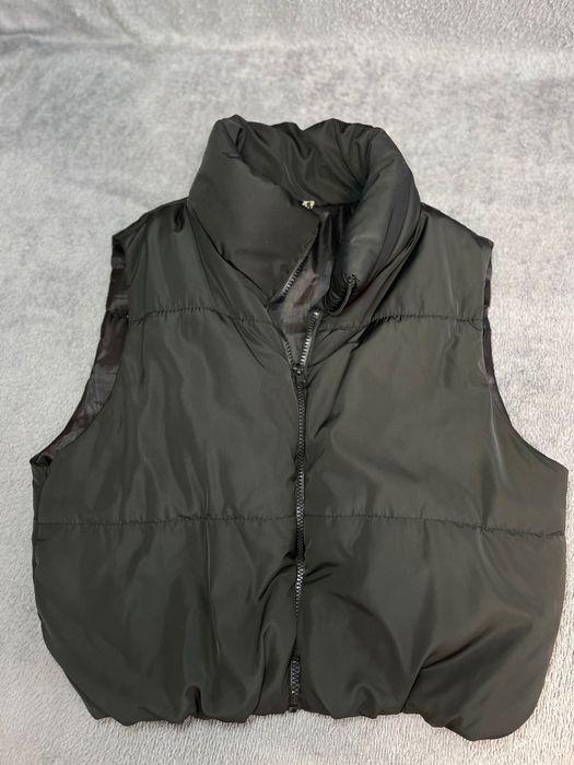 Жилетка/безрукавка чорного кольору