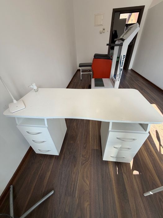 Biurko kosmetyczne biale