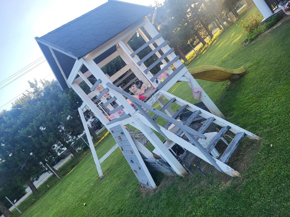 Domek, plac zabaw, małpi gaj