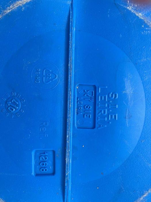 2 barricas de plástico de 220 litros com torneiras