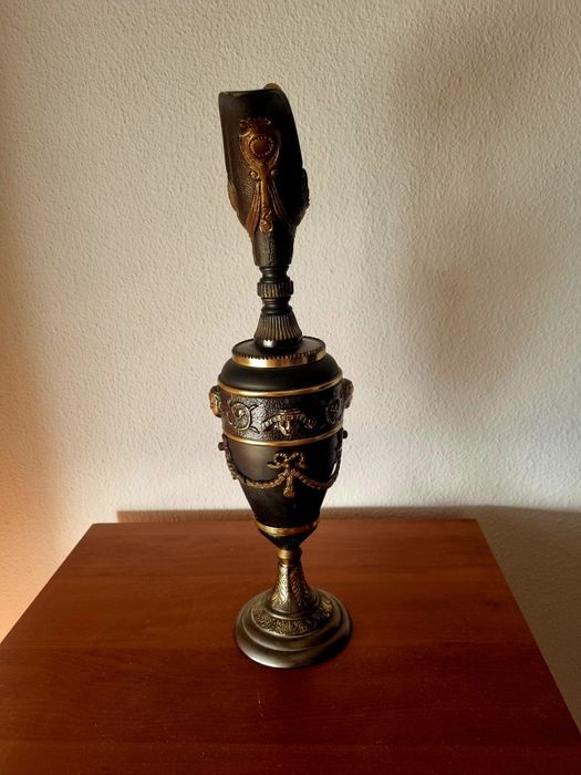 Ânfora de bronze da marca sbs