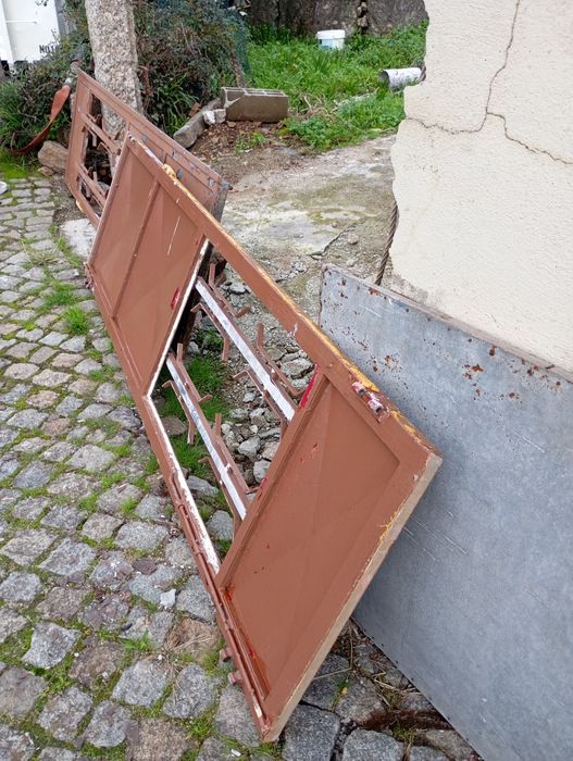 Vendo portão de ferro muito bonito bom estado
