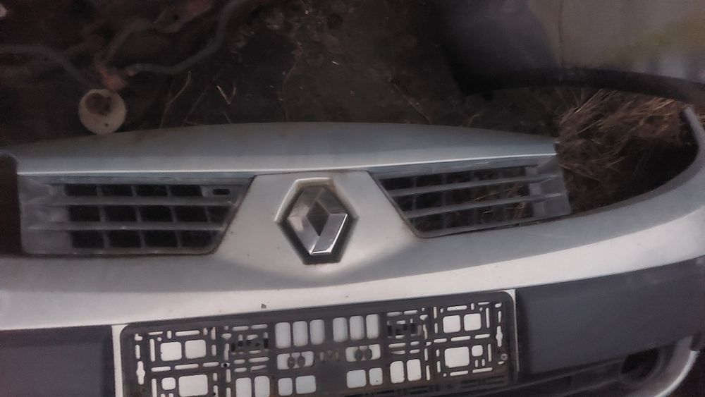 Renault Scenic II 03-06 бампер передний решетка туманка заглушка