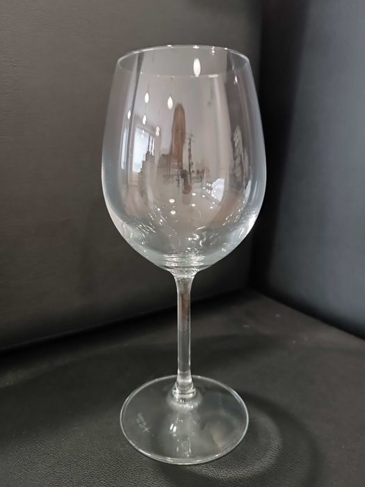 Recheio de restauração. Taças, pratos, jarra, caneca de cerveja